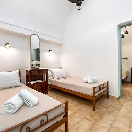 Authentic Santorinian Experience بيت للعطل