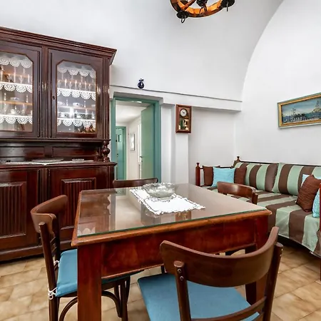 Authentic Santorinian Experience بيت للعطل